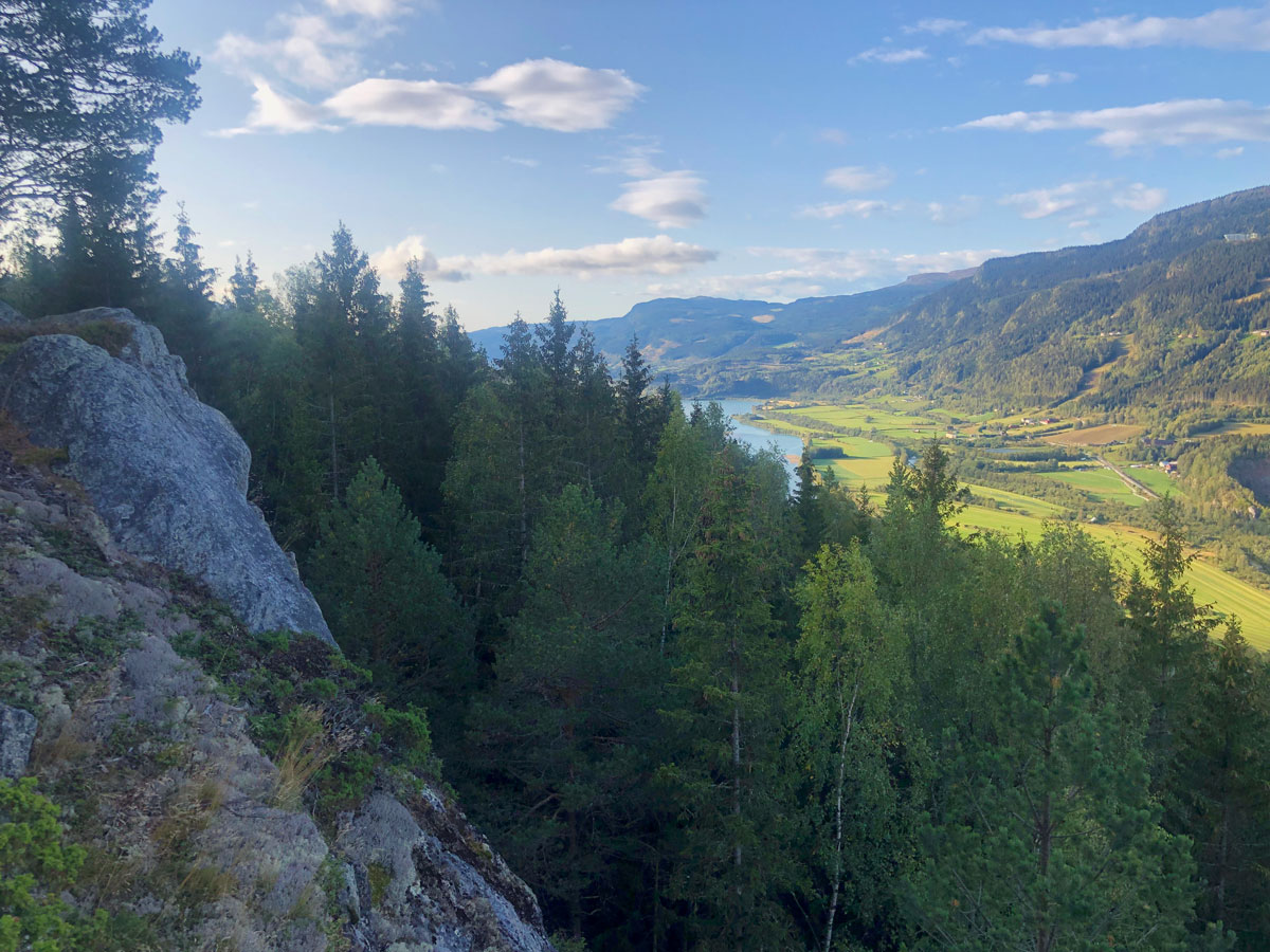 Høgkleiva-bygdeborg-utsikt-sør-liggende Ånond Versto
